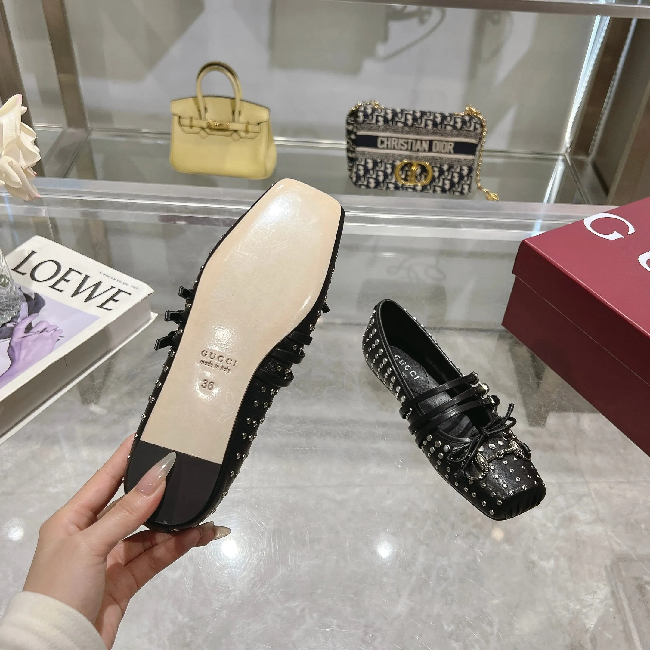 👟👟Ex-factory price 620👟👟 Gucci Horsebit series women's ballet flats. This iconic horsebit ballet flats features a square toe design and elegant bow details, paying tribute to the traditional ballet shoe style. This piece is crafted from Gucci ankh leather and embellished with a light gold-tone horsebit buckle. A 'sacchetto' construction with a soft, padded insole provides a great fit. ✅Size: 35-42 (customized for 40-42) ✅Sole material: Imported Italian genuine leather sole ✅Packaging: Brand new red box packaging